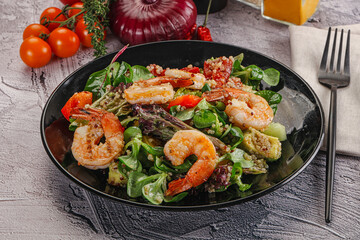 Salad with prawn and quinoa