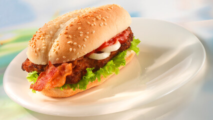 Farmer-Burger, Brötchen, Zwiebeln, Burger, Speck, 