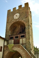 Retro di torre di Ingresso as Artimino in provincia di Prato.con orologio .