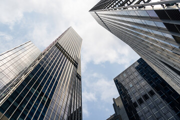 Naklejka premium Bottom view of the office tower