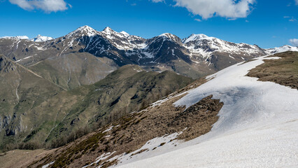 Paysage de montagne du Parc National du Mercantour depuis la cîme de l'Authion au printemps