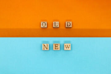 下のNEWが手前にある上のOLDの英語ブロックを青とオレンジに分けた背景