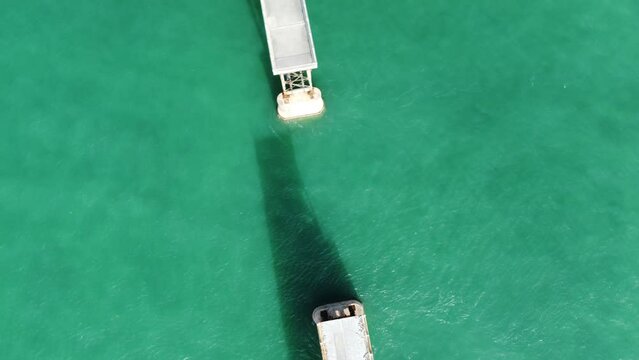 Vue a&eacute;rienne professionnel au drone du pont des Keys avec bateau et eau turquoise, Floride, USA
