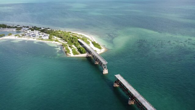 Vue a&eacute;rienne professionnel au drone du pont des Keys avec bateau et eau turquoise, Floride, USA
