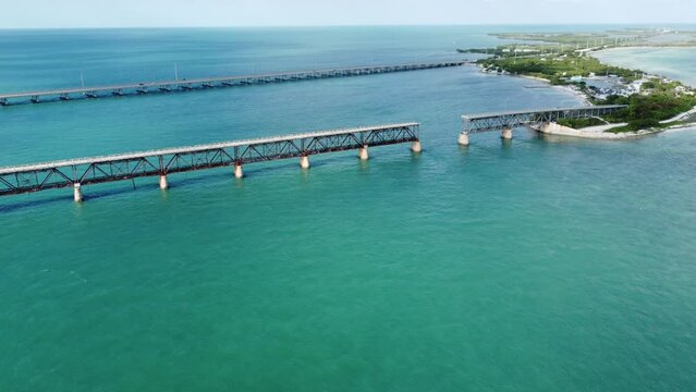 Vue a&eacute;rienne professionnel au drone du pont des Keys avec bateau et eau turquoise, Floride, USA
