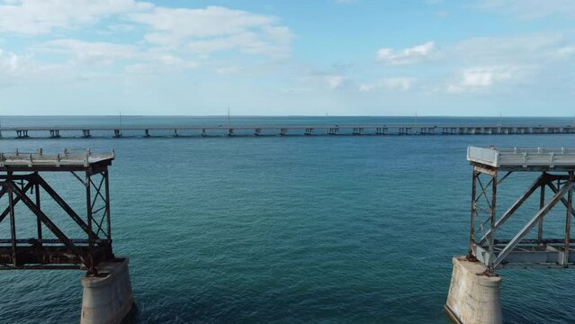 Vue a&eacute;rienne professionnel au drone du pont des Keys avec bateau et eau turquoise, Floride, USA
