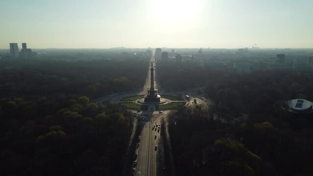 Vue a&eacute;rienne panoramique de la Colonne de la Victoire &agrave; Berlin au couch&eacute; de soleil, rond point, Allemagne
