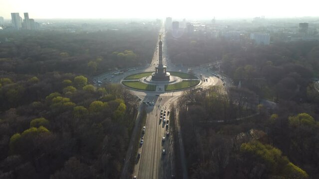 Vue a&eacute;rienne panoramique de la Colonne de la Victoire &agrave; Berlin au couch&eacute; de soleil, rond point, Allemagne
