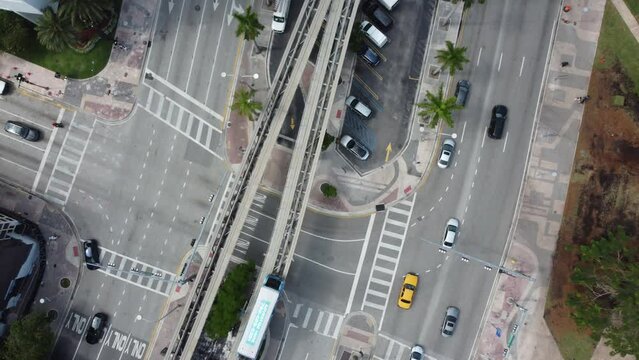 Vue a&eacute;rienne professionnel au drone du m&eacute;tro a&eacute;rien de Miami downtown avec suivi, Floride, USA