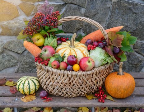 Geflochtener Korb mit Gem&uuml;se und Obst im Herbst als Dankesch&ouml;n f&uuml;r das Erntedankfest 