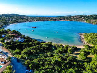 Obraz premium Top down aerial view of the resort on the bay coastline with clear turquoise blue water and trees. Perfect for nature themes, desktop backgrounds and wallpapers. Drone shooting of the heart shaped bay