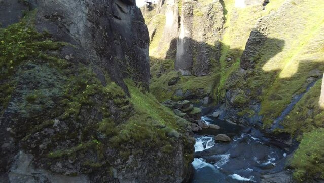 Vue a&eacute;rienne a&eacute;rienne au drone professionnel de la vall&eacute;e Fja&eth;r&aacute;rglj&uacute;fur avec rivi&egrave;re et cascade, Islande