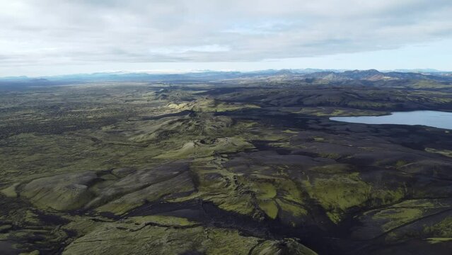Vue a&eacute;rienne panoramique professionnel au drone de la cha&icirc;ne de volcan Laki, d&eacute;sert de montagne de mousse, Islande