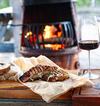Rustik Utomhusm&aring;ltid med Barbera-vin och Br&ouml;d vid Eldstad.