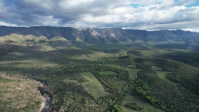 Paisaje de valle monta&ntilde;oso un dia con el cielo nublado. Monta&ntilde;as y bosque vista panoramica de dron. Sierras Grandes, Traslasierra, Nono, C&oacute;rdoba, Argentina, Latinoamerica. 