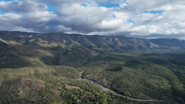 Paisaje de valle monta&ntilde;oso un dia con el cielo nublado. Monta&ntilde;as y bosque vista panoramica de dron. Sierras Grandes, Traslasierra, Nono, C&oacute;rdoba, Argentina, Latinoamerica. 