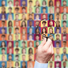 Hand mit Lupe sucht unter jungen Leuten nach passenden Bewerbungen