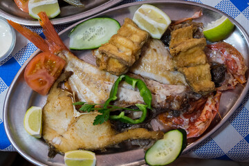 Bandeja con pescado fresco y verduras