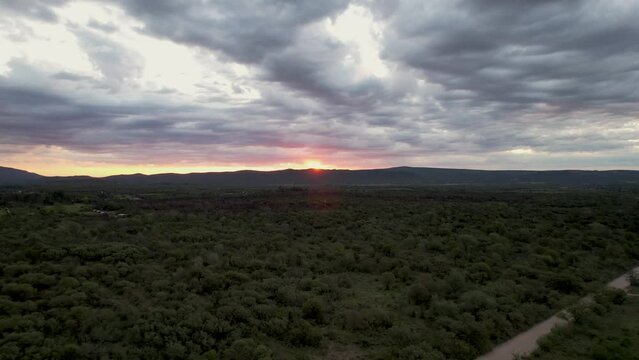 Paisaje de valle monta&ntilde;oso un atardecer. Monta&ntilde;as y bosque vista panoramica de dron. Sierras Grandes, Traslasierra, Nono, C&oacute;rdoba, Argentina, Latinoamerica. 