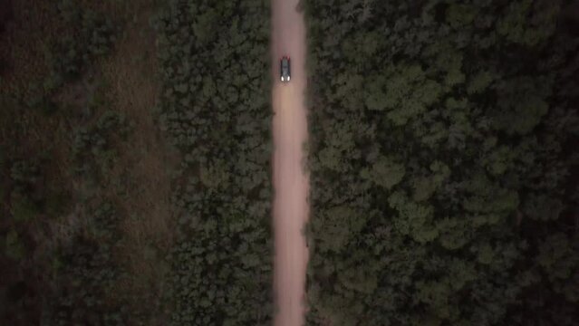 Camino de tierra vista a&eacute;rea cenital de dron. Autos pasando por camino de ripio. Footage de naturaleza, campo, rural, aventura, ruta.
