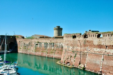 Fortezza dei Medici al porto di Livorno . A difesa delle attività commerciali dal mare