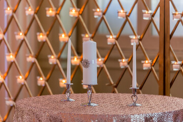 Romantic Wedding Decor: Copper Grid Table Setting with Candlelit Ambiance