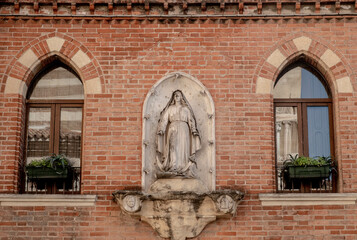 Détail sur une statue de la vierge sur un bâtiment à Mantoue en Italie