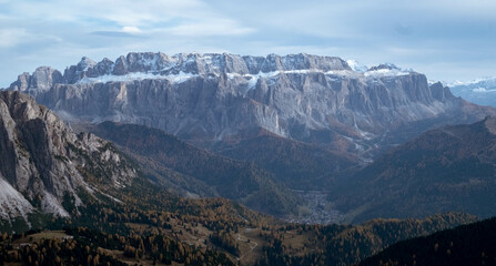 Panorama automnal sur les dolomites en Italie proche d'Ortisei (Seceda)