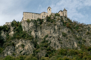 Naklejka premium Vue d'en bas du monastère des sabines de la ville de Chiusa (Klausen) dans le Sud-Tyrol en Italien