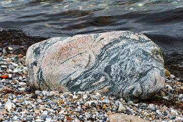 Ein Fels in der Brandung
