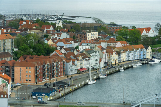 Hafenpromenade von S&oslash;nderborg in D&auml;nemark mit bunten H&auml;usern
