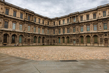 Obraz premium Bâtiment du musée du Louvre à Paris en France