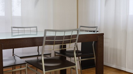 Tavolo in ufficio con quattro sedie. Parte di una serie.