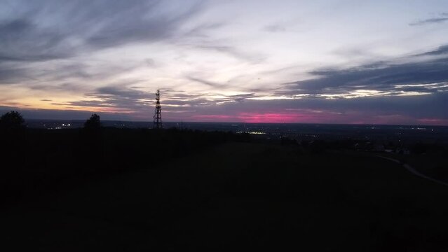 R&oacute;żowa zorza na wzg&oacute;rzu
