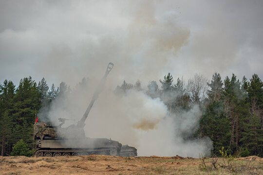 firing self propelled howitzer in the smoke