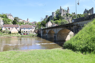 Le pont sur la rivière Anglin, village de Angles sur l'Anglin, département de la Vienne, France