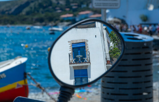 Vue dans un reflet de r&eacute;troviseur du village blanc de Cadaqu&eacute;s en Catalogne, Espagne.
