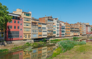 Fototapeta premium Maisons colorées de l'Onyar à Gérone en Catalogne, Espagne.