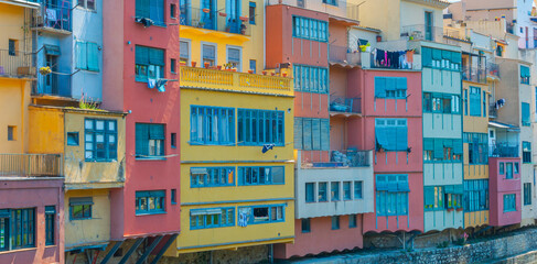 Maisons colorées de l'Onyar à Gérone en Catalogne, Espagne.