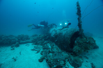 relitto di idrovolante giapponese Aichi E13A con sub, affondato nella laguna di Truk durante la...