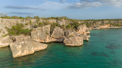 Vista de los acantilados en Bahia de las Aguilas, Pedernales, Rep&uacute;blica Dominicana.