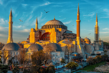 Obraz premium Sunset over Hagia Sophia mosque with seagulls in Istanbul, Turkey.