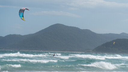 Kitesurf Mar Esporte Praia Campeche Floripa Florianópolis Praia Água Vento Aventuras Ondas Brasil Adrenalina Verão Prancha Céu Equipamento Natureza Atletas Surfista Colorido Movimento Radical Oceano © Pedro