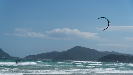 Kitesurf Mar Esporte Praia Campeche Floripa Florianópolis Praia Água Vento Aventuras Ondas Brasil Adrenalina Verão Prancha Céu Equipamento Natureza Atletas Surfista Colorido Movimento Radical Oceano © Pedro