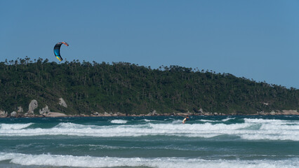 Kitesurf Mar Esporte Praia Campeche Floripa Florianópolis Praia Água Vento Aventuras Ondas Brasil Adrenalina Verão Prancha Céu Equipamento Natureza Atletas Surfista Colorido Movimento Radical Oceano © Pedro