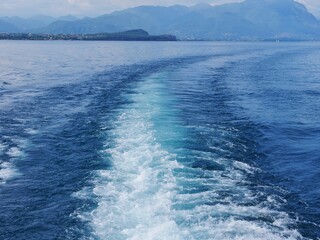 Gischt im Wasser hinter einer Fähre auf dem Gardasee