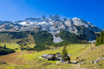 Golmweg zur Obere Spora Alpe mit 3 Türme, Gauertal, Montafon in Vorarlberg, Österreich