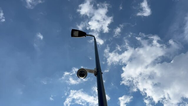 poste de luz, indicaciones viales de carros y cielo azul