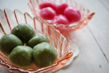 夏休み中に子供とおやつに作ったよもぎ白玉といちご白玉。