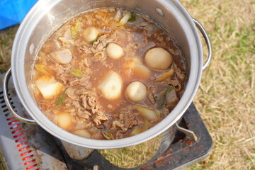 東北の郷土料理、芋煮を囲んで芋煮会。